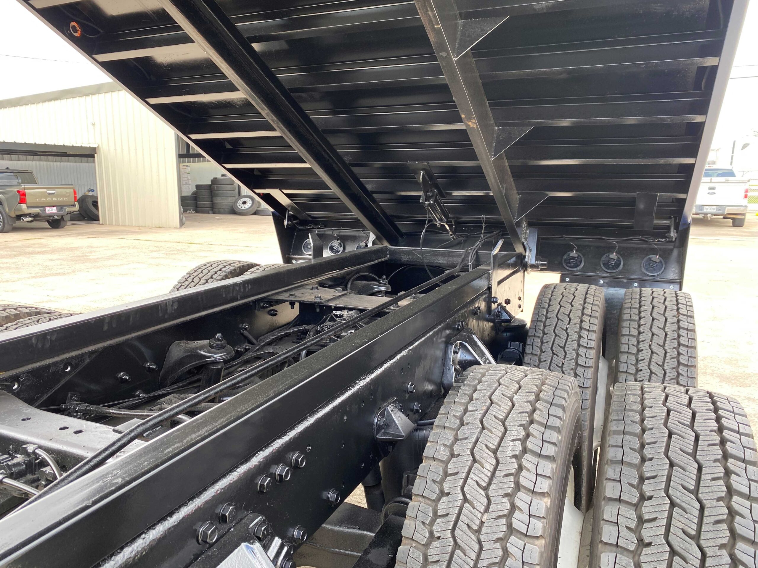 Truck chassis and bed mechanism