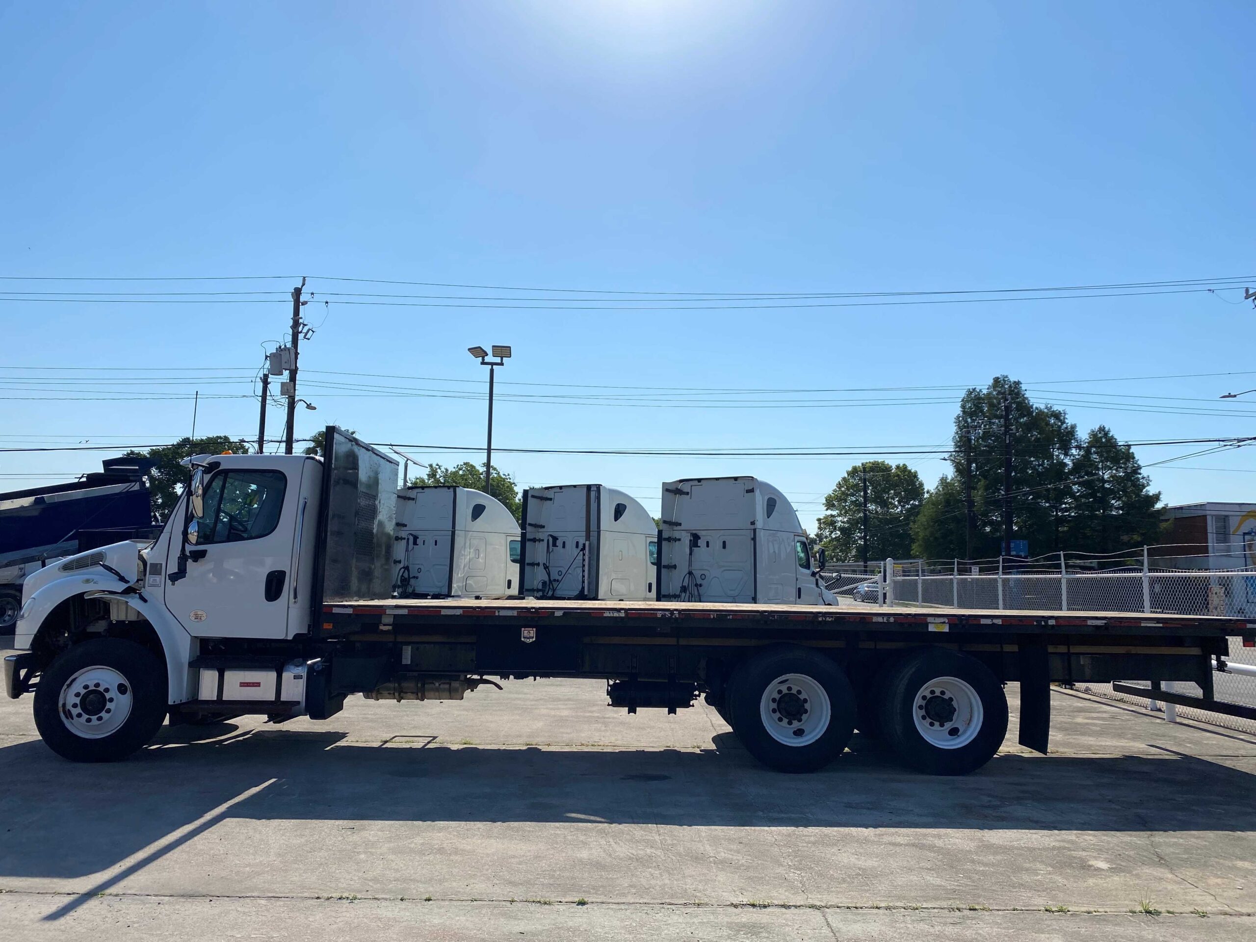 Flatbed truck with equipment